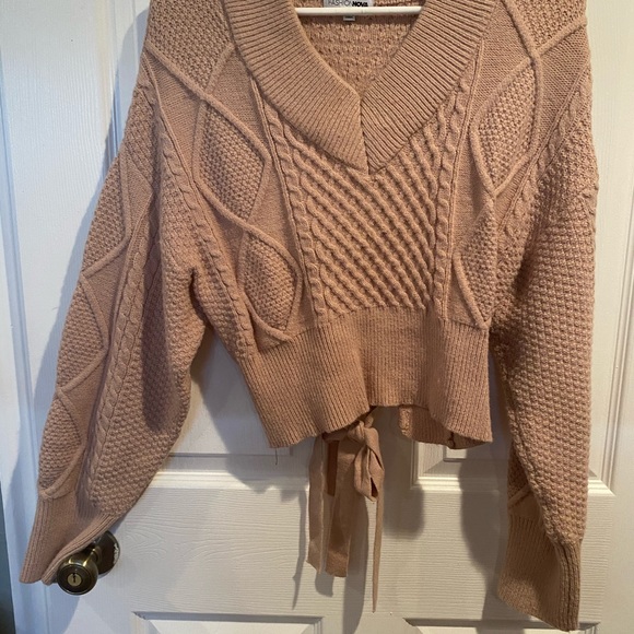 Cropped open back cable knit sweater - Picture 8 of 10